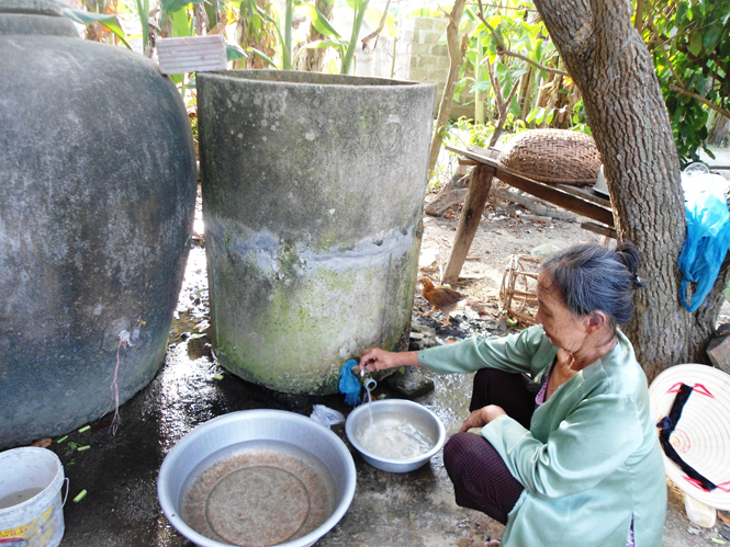 Người dân Quảng Văn phải dè sẻn từng giọt nước được mua với giá đắt đỏ để sinh hoạt trong mùa khô hạn.