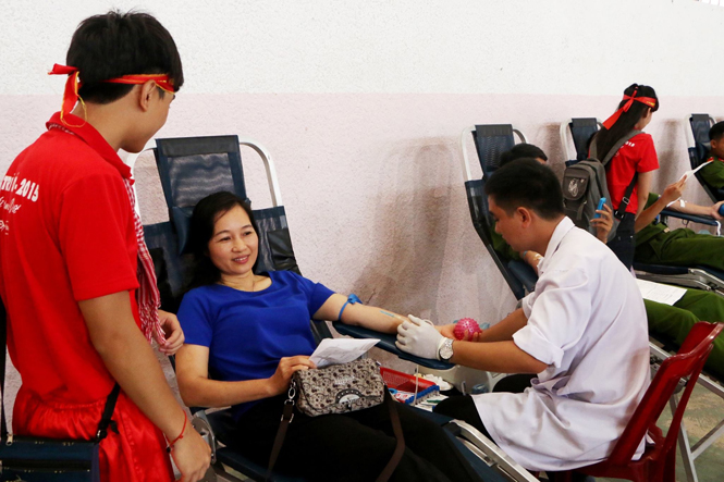Đoàn viên Công đoàn Báo Quảng Bình tham gia Ngày hội hiến máu tình nguyện “Giọt hồng ghi ơn Đại tướng” năm 2015.
