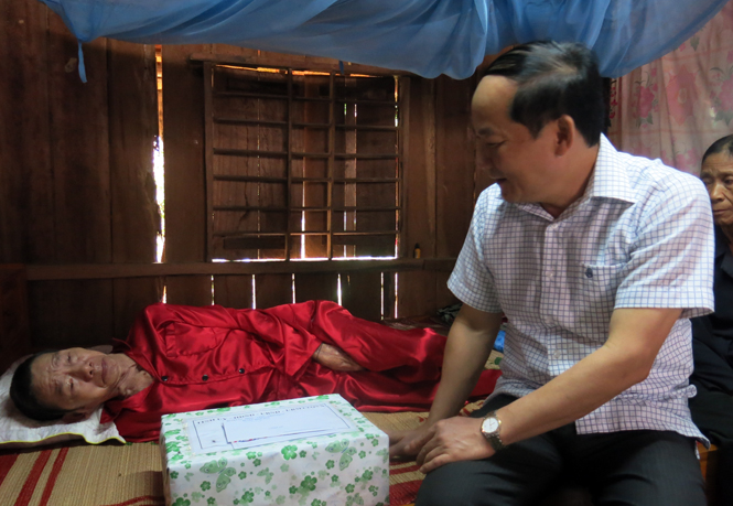 Đồng chí Trần Xuân Vinh, UVTV, Trưởng ban Tổ chức Tỉnh ủy tặng quà bệnh binh Đinh Phương Đặc.