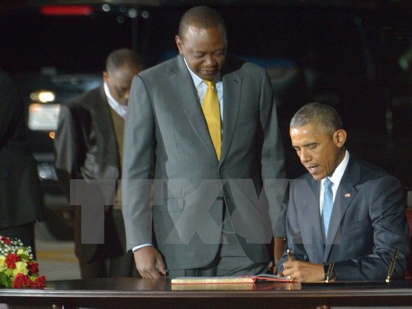 Tổng thống Kenya Uhuru Kenyatta (trái) đón Tổng thống Mỹ Barack Obama tại sân bay quốc tế Kenyatta ở Nairobi. (Nguồn: AFP/TTXVN)