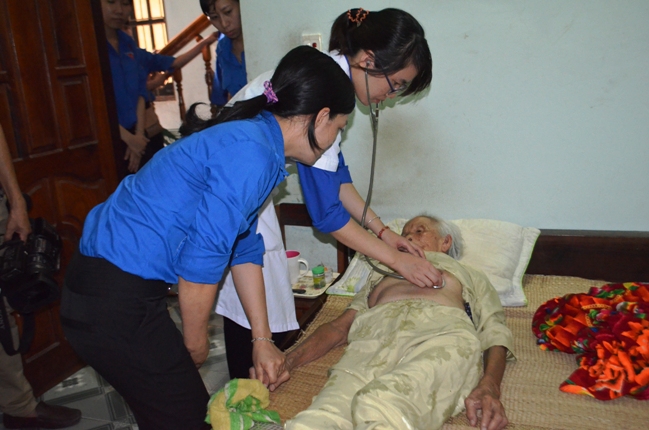 Đoàn viên Bệnh viện Hữu nghị Việt Nam – Cu Ba Đồng Hới khám bệnh, đo huyết áp cho mẹ VNAH Nguyễn Thị Cúc (Hải Thành)