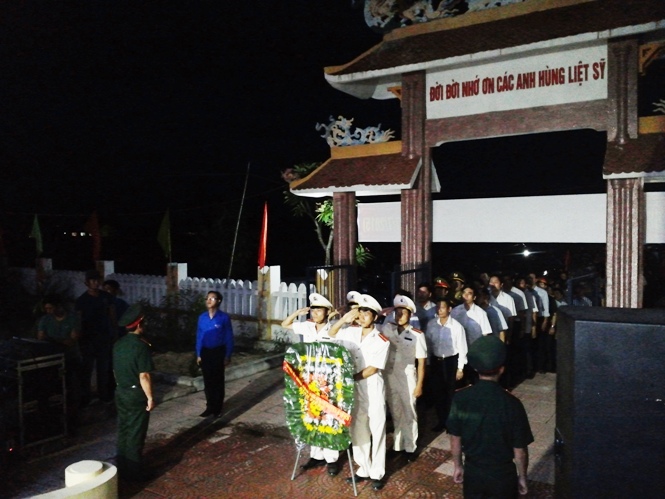 Tối 26 – 7, hơn 350 ĐVTN và hàng ngàn lượt cán bộ nhân dân huyện Quảng Trạch đã tham gia thắp nên tri ân tại nghĩa trang liệt sĩ- thanh niên xung phong xã Quảng Xuân 