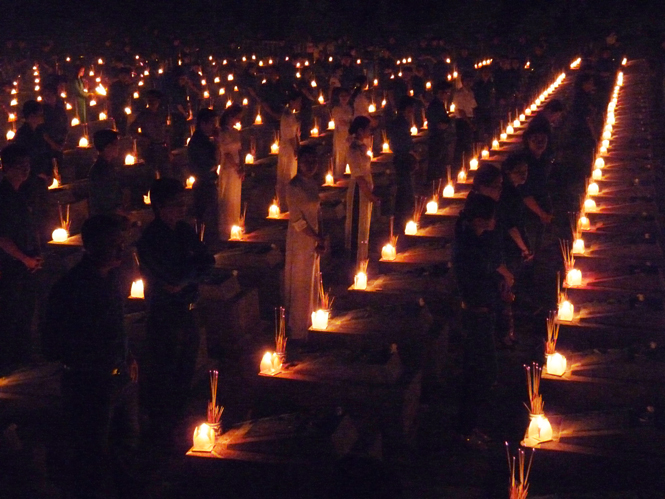 Những ngọn nến tri ân các liệt sĩ được thắp sáng tại Nghĩa trang Ba Dốc. Ảnh: T.H