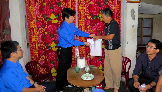 Đoàn viên thanh niên Khối Văn hóa-Xã hội trao tặng quà cho gia đình có công với cách mạng ở xã Vĩnh Ninh (Quảng Ninh).