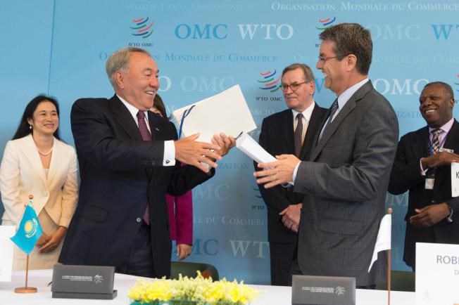Tổng thống Kazakhstan Nursultan Nazarbayev và Tổng Giám đốc WTO Robert Azevedo. (Nguồn: usnews.com)