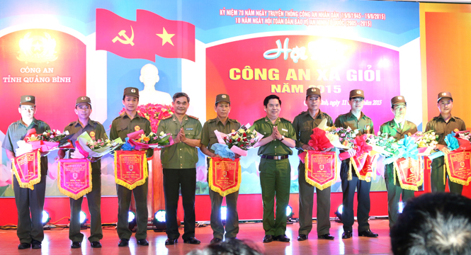 Lãnh đạo Công an tỉnh trao cờ lưu niệm cho các đoàn tham gia hội thi Công an xã giỏi năm 2015.