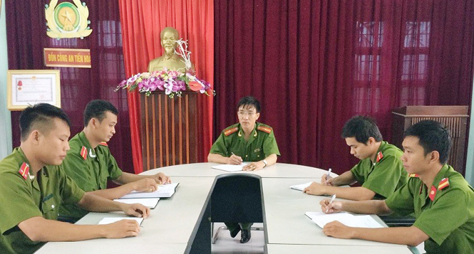Thiếu tá Võ Thanh Bình (ngồi giữa), người chiến sỹ Công an “giữ lửa” tại địa bàn 6 xã vùng nam huyện Tuyên Hóa.