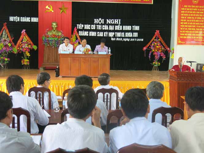 Toàn cảnh hội nghị tiếp xúc cử tri tại xã Vạn Ninh
