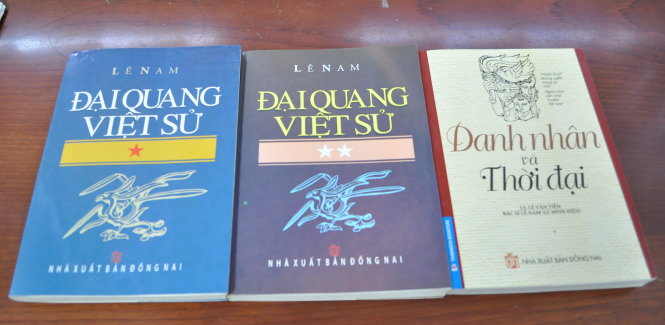  Các xuất bản phẩm lưu hành trái phép ở nhà sách Nguyễn Văn Cừ bị xử phạt - Ảnh: V.V.Tuân