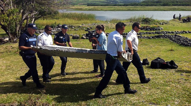 Mảnh vỡ có thể là cánh lái chiếc Boeing 777 mang số hiệu MH370 của Malaysia Airlines (Nguồn: AFP)