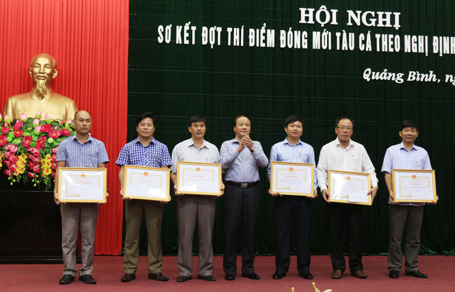 Đồng chí Trần Văn Tuân, Ủy viên Thường vụ Tỉnh ủy, Phó Chủ tịch UBND tỉnh, trao bằng khen của UBND tỉnh cho các tập thể tiêu biểu trong thực hiện Nghị định 67.