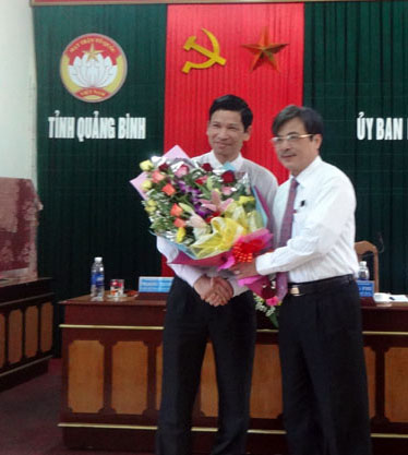Đồng chí Lê Hùng Phi, UVTV Tỉnh uỷ, Chủ tịch Ủy ban MTTQVN tỉnh tặng hoa chúc mừng đồng chí Hồ An Phong trúng cử chức danh Phó Chủ tịch Ủy ban MTTQVN tỉnh nhiệm kỳ 2014-2019.