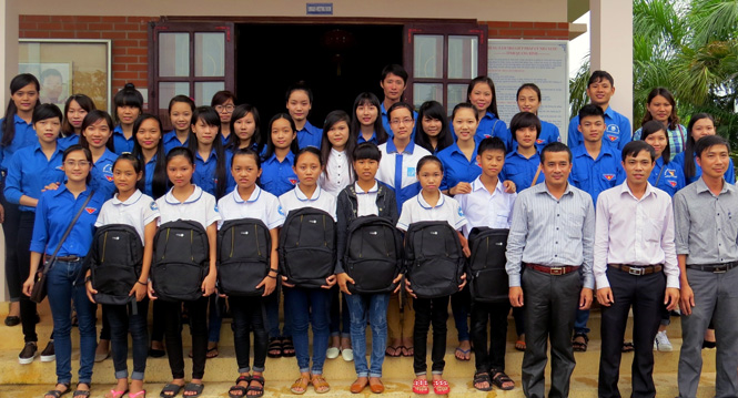 Đoàn Trường đại học Quảng Bình trao quà cho các em học sinh vượt khó học giỏi tại Làng trẻ em SOS.