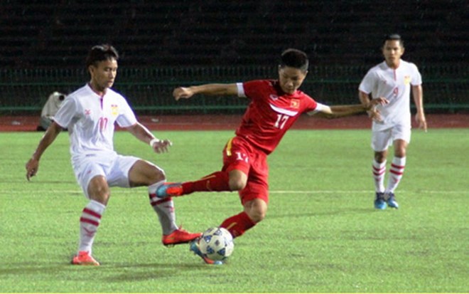 U16 Việt Nam (áo đỏ) cần phải thắng hai cần còn lại mới hy vọng đi tiếp.