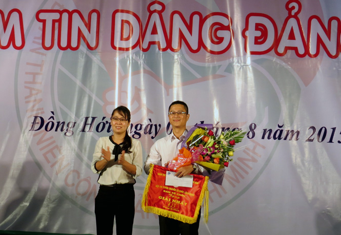 Đồng chí Nguyễn Thị Minh, Phó Bí thư Tỉnh Đoàn trao giải nhất cho đội thi đến từ Khối Văn hóa-Xã hội.