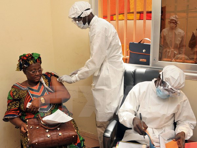 Tiêm vaccine VSV-ZEBOV phòng Ebola tại trung tâm y tế ở Conakry, Guinea ngày 10-3-2015. (Nguồn: AFP/TTXVN)