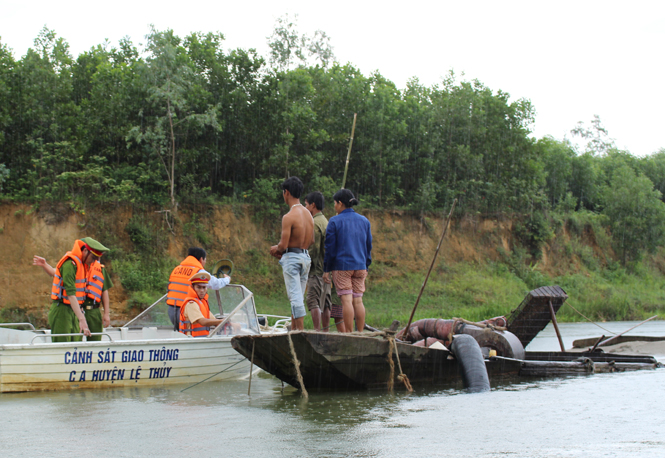 Công an huyện Lệ Thủy tiếp cận, xử lý trường hợp khai thác cát sạn trái phép trên sông Kiến Giang.