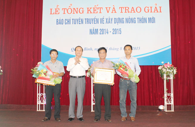      Đồng chí Trần Văn Tuân, UVTV Tỉnh ủy, Phó Chủ tịch UBND tỉnh, Trưởng ban tổ chức giải trao giải cho các tác giả đạt giải nhì