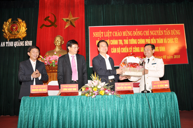 Thủ tướng Nguyễn Tấn Dũng đến thăm, chúc Tết CBCS Công an Quảng Bình năm 2010.
