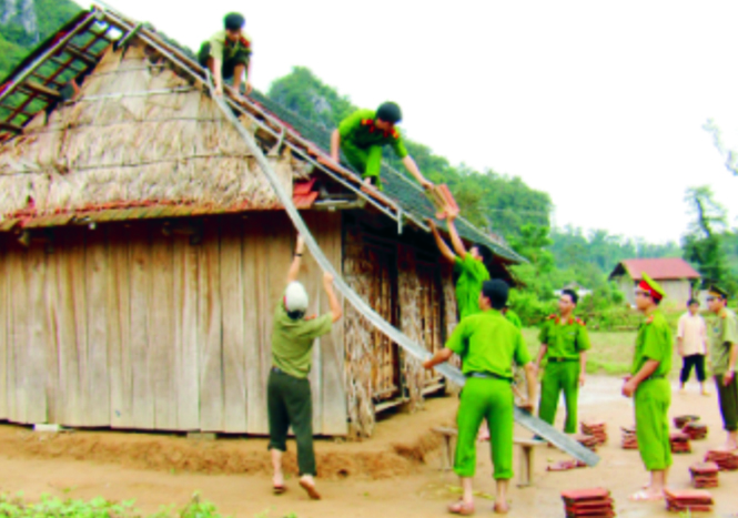 Công an Quảng Bình giúp nhân dân khắc phục hậu quả bão lụt (năm 2010).
