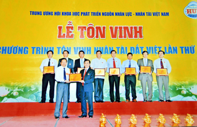Đ/c Nguyễn Thanh Xuân, Chánh án Tòa án nhân dân tỉnh nhận danh hiệu “Nhà lãnh đạo xuất sắc thời kỳ hội nhập năm 2015”