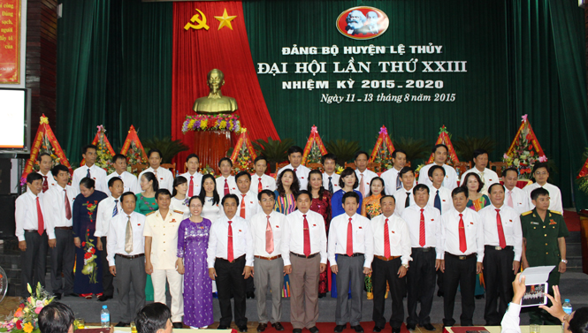 Ban Chấp hành Đảng bộ huyện Lệ Thủy ra mắt, nhận nhiệm vụ tại Đại hội.