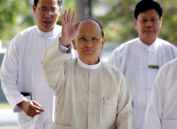 Tổng thống Myanmar U Thein Sein (giữa) tới dự cuộc họp của lãnh đạo các lực lượng chính trị ở Nay Pyi Taw ngày 12-1. (Nguồn: THX/ TTXVN)