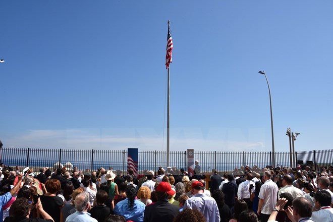 Các quan khách và đông đảo người dân Cuba chứng kiến lễ thượng cờ tại Đại sứ quán Mỹ ở La Habana. (Nguồn: AFP/TTXVN)