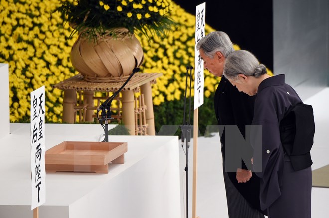 Nhật hoàng và Hoàng hậu đặt vòng hoa tại lễ kỷ niệm 70 năm kết thúc chiến tranh thế giới thứ 2. (Ảnh: Kyodo/TTXVN)