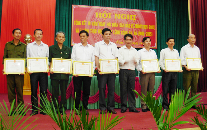 Đại diện lãnh đạo huyện Minh Hoá trao giấy khen cho các tập thể và cá nhân có thành tích xuất sắc trong phong trào bảo vệ an ninh Tổ quốc.