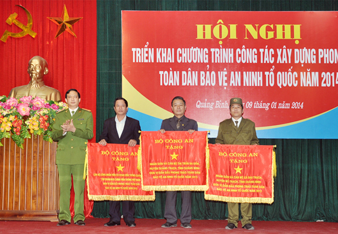  Lãnh đạo Công an tỉnh trao cờ thi đua xuất sắc của Bộ Công an cho VNPT Quảng Bình (thứ 2 bên trái ảnh) đơn vị dẫn đầu phong trào toàn dân bảo vệ ANTQ.