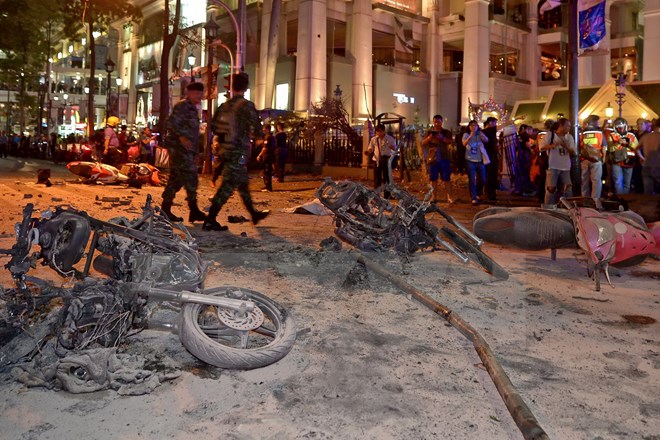 Hiện trường vụ nổ bom ở trung tâm Bangkok, ngày 17-8. (Nguồn: AFP/TTXVN)