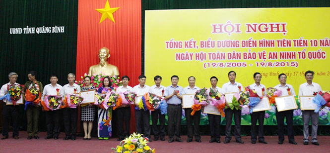 Đồng chí Trần Tiến Dũng, TUV, Phó Chủ tịch UBND tỉnh tặng bằng khen của UBND tỉnh cho các tập thể và cá nhân.