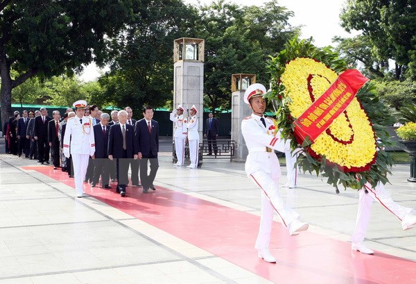 Lãnh đạo Đảng, Nhà nước đặt vòng hoa tại Đài tưởng niệm các Anh hùng Liệt sỹ. (Ảnh: Phạm Kiên/TTXVN)