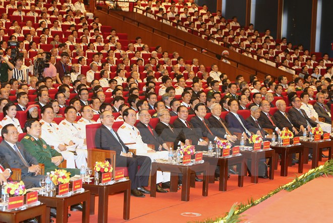 Các đồng chí lãnh đạo, nguyên lãnh đạo Đảng, Nhà nước và các đại biểu dự Lễ kỷ niệm. (Ảnh: Nguyễn Khang/TTXVN)