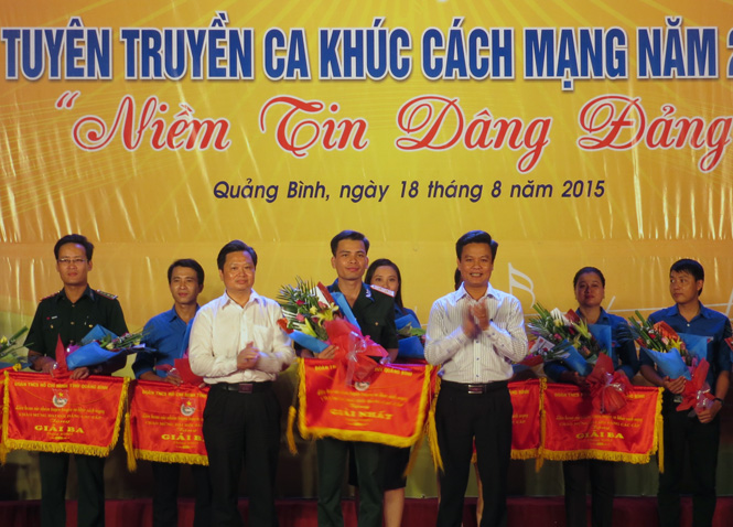 Đồng chí Nguyễn Tiến Hoàng, TUV, Phó Chủ tịch UBND tỉnh trao giải nhất cho Đoàn thanh niên Bộ chỉ huy Quân sự tỉnh.