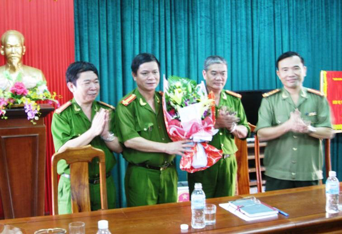Ảnh 9 : Lãnh đạo Công an tỉnh Quảng Bình tặng hoa chúc mừng lực lượng Cảnh sát Hình sự sớm làm rõ vụ Hồ Nhật Linh ở Bố Trạch.