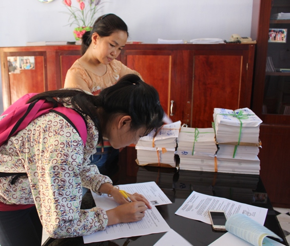 Phụ huynh, học sinh đến làm thủ tục thay đổi nguyện vọng ĐKXT vào các trường ĐH, CĐ tại Trường THPT Phan Đình Phùng.