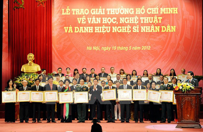 Chủ tịch nước Trương Tấn Sang trao danh hiệu Nghệ sỹ nhân dân cho 74 nghệ sỹ năm 2012. (Ảnh: Thanh Hà/TTXVN)