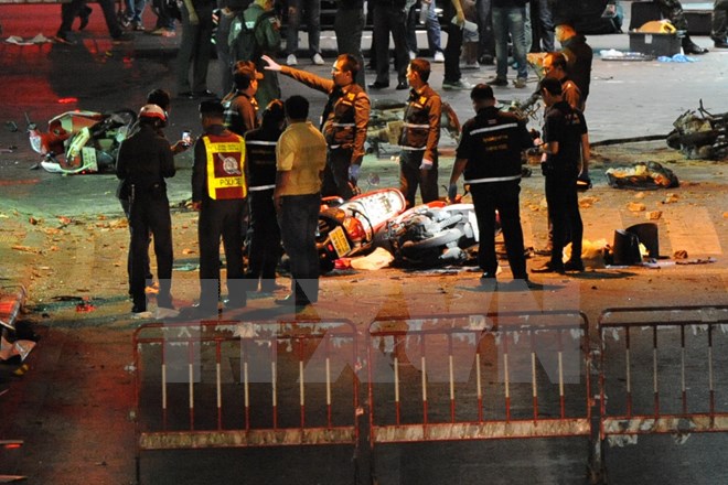 Cảnh sát Thái Lan điều tra tại hiện trường vụ nổ ở đền thờ Erawan, Bangkok ngày 17-8. (Nguồn: THX/TTXVN)