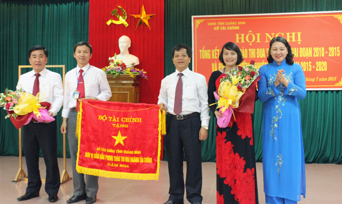 Sở Tài chính nhận cờ đơn vị thi đua xuất sắc của Bộ Tài chính năm 2014.