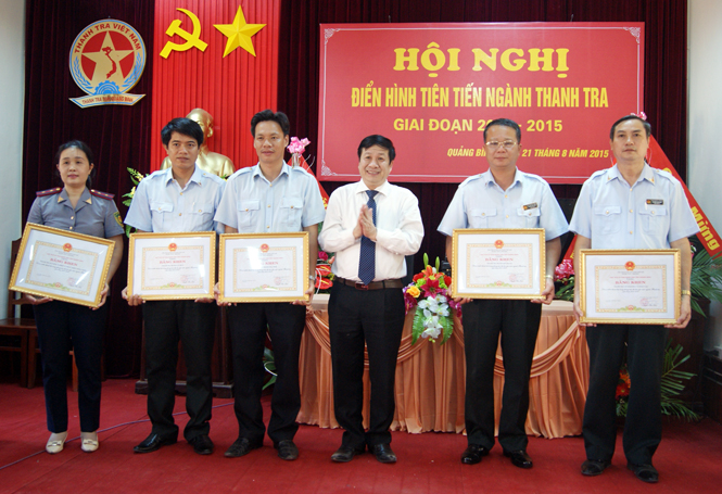 Đồng chí Nguyễn Xuân Quang trao bằng khen của Chủ tịch UBND tỉnh cho 5 tập thể đạt thành tích xuất sắc trong các phong trào thi đua thi đua, giai đoạn 2010-2015.