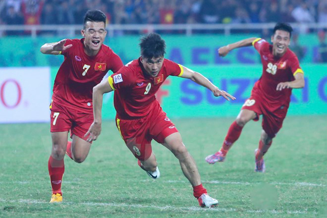 Công Vinh ăn mừng bàn thắng ghi được vào lưới Indonesia ở AFF Cup 2014. (Ảnh: Minh Chiến/Vietnam+)