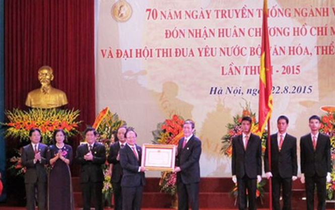 Đồng chí Đinh Thế Huynh, Ủy viên Bộ Chính trị, Bí thư Ban Chấp hành Trung ương Đảng, Trưởng Ban Tuyên giáo Trung ương trao Huân chương Hồ Chí Minh cho lãnh đạo Bộ VHTTDL. Ảnh: QĐND.