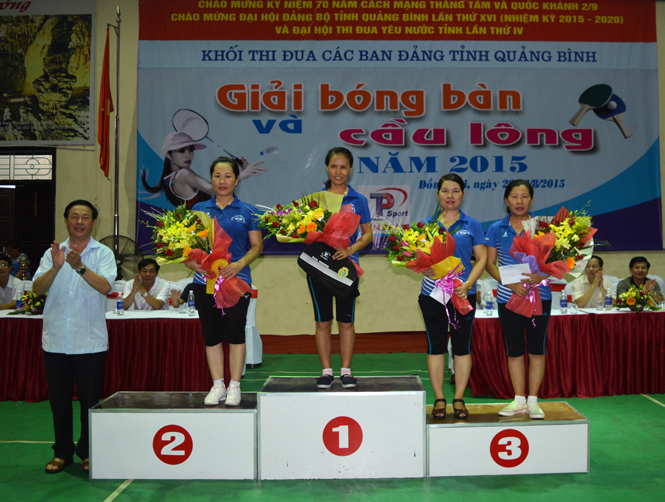 Đồng chí Nguyễn Xuân Tuyến, Tỉnh ủy viên, Chánh Văn phòng Tỉnh ủy trao giải nhất, nhì, ba nội dung bóng bàn đơn nữ.
