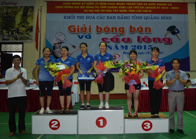 Đồng chí Lê Viết Thắng, Phó trưởng ban Tổ chức Tỉnh ủy trao giải nhất, nhì, ba nội dung bóng bàn đôi nữ.