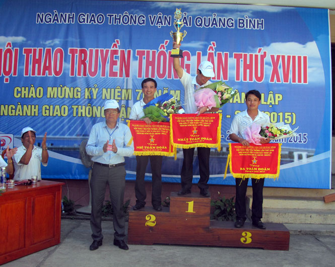 Đồng chí Phạm Quang Hải, Tỉnh ủy viên, Giám đốc Sở GTVT trao giải nhất, nhì, ba toàn đoàn cho các đơn vị.