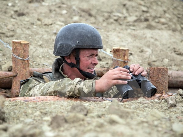 Binh sỹ Ukraine gác tại chốt quân sự ở Popasna, vùng Donetsk ngày 18-8. (Nguồn: AFP/TTXVN)