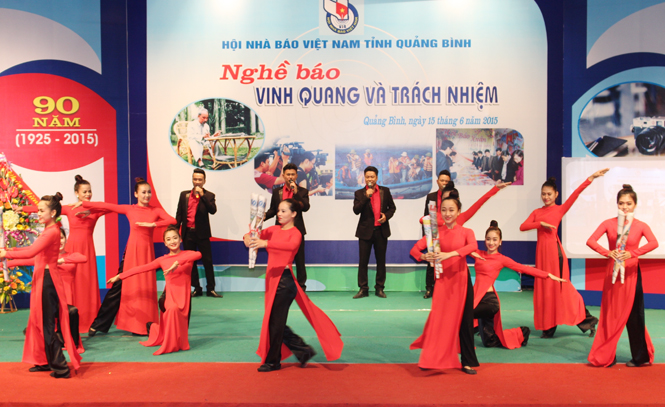 Một tiết mục biểu diễn của Đoàn nghệ thuật truyền thống Quảng Bình tại chương trình truyền hình trực tiếp “Nghề báo: vinh quang và trách nhiệm”, nhân kỷ niệm 90 năm Ngày báo chí Cách mạng Việt Nam.