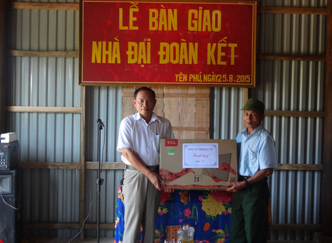 Đại diện Công ty TNHH Hải Vân trao quà cho gia đình ông Cao Sỹ Điều